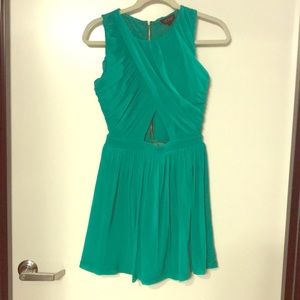 Sleeveless green dress with cutout